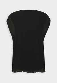Blouse plissée noire sans manches avec un col rond et un tissu légèrement transparent sur les côtés supérieurs et l'ourlet.