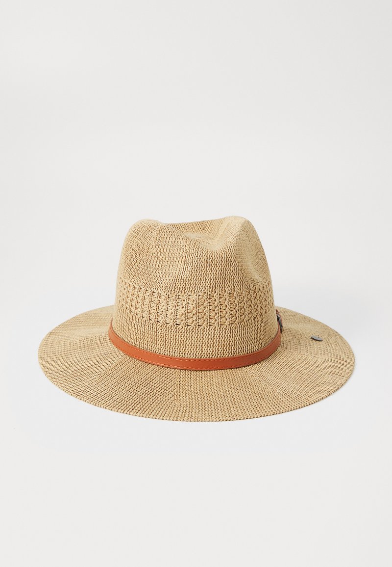Sombrero de paja con ala ancha y textura trenzada; cuenta con una banda de cuero marrón alrededor de la base y un pequeño adorno metálico.