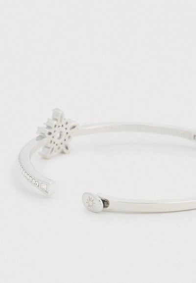 Hõbedast käevõru lumekristalli motiiviga, millel on tekstuuriga pind, avatud otsad ja väike ümmargune detail graveeritud tähega.