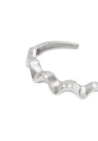 Anello in metallo argento con un design ondulato. Presenta una superficie liscia e riflettente con sezioni alternate curve e piatte.