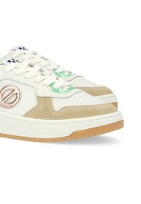 Baskets avec une tige en maille crème, des accents en suède beige, des détails en satin vert et un logo métallique. Semelle en caoutchouc blanc avec une semelle extérieure en gomme.