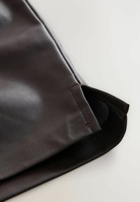Braune Kunstledertasche mit glatter Oberfläche, gefaltetem Rand und Schlitzöffnung. Sichtbare Nähte entlang der Kanten.