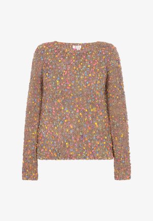 Hnedý pletený sveter s farebnými fliačkami v ružovej, žltej a modrej farbe, s klasickým okrúhlym výstrihom a dlhými rukávmi s textúrovaným povrchom.