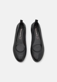 Ballerines en cuir noir avec un bout arrondi, un bord élastiqué et un design à enfiler. La semelle est lisse sans motifs supplémentaires. Taille 37.