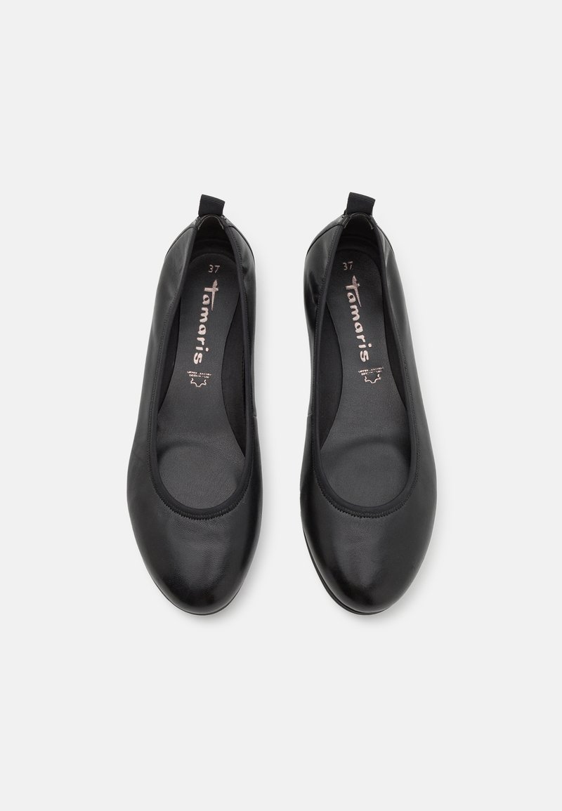 Schwarze Leder-Ballerinas mit abgerundetem Zehenbereich, elastischem Besatz und Schlupfdesign. Die Sohle ist glatt ohne zusätzliche Muster. Größe 37.