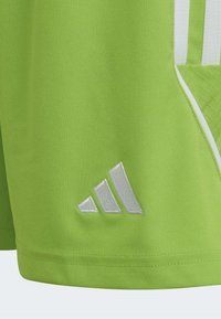 Grüne Sportshorts aus glattem Material, mit einem weißen Drei-Streifen-Design und einem silbernen Adidas-Logo am Saum.