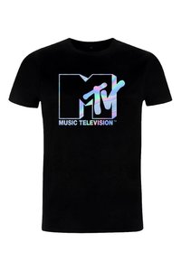 Camiseta negra con un gran logo iridiscente de "MTV" y el texto "MUSIC TELEVISION". Mangas cortas, cuello redondo, material de algodón.
