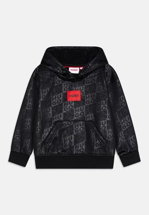 Sweat-shirt à capuche noir avec motif "HUGO" en relief sur toute la surface, poche kangourou à l'avant, et écusson rouge "HUGO" sur la poitrine.