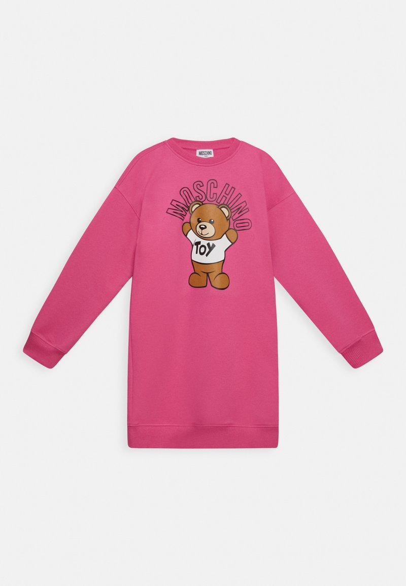 Robe rose vif à manches longues avec un ours en peluche portant un t-shirt "Toy" et le texte "Moschino" au-dessus de l'ours.