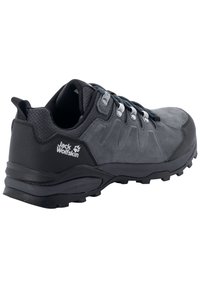 Scarpa da trekking grigia caratterizzata da un mix di pelle e materiali sintetici, suola robusta, dettagli neri e lacci blu con logo in rilievo.