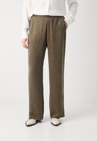 Bruine gestreepte broek met een paisleydesign, gemaakt van zachte stof. Heeft een elastische tailleband en zijzakken. Gestyled met een wit overhemd.