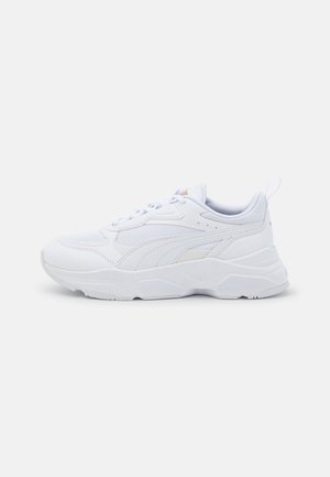 Witte lage sportschoen met mesh en synthetisch bovenwerk, vetersluiting, gevoerde kraag en dikke gestructureerde zool, zijaanzicht.