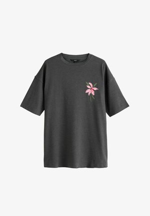 Ciemnoszary, oversize, krótki rękaw, t-shirt z okrągłym dekoltem i małym, różowym kwiatem z zielonymi liśćmi, wyszywanym na lewym biuście.