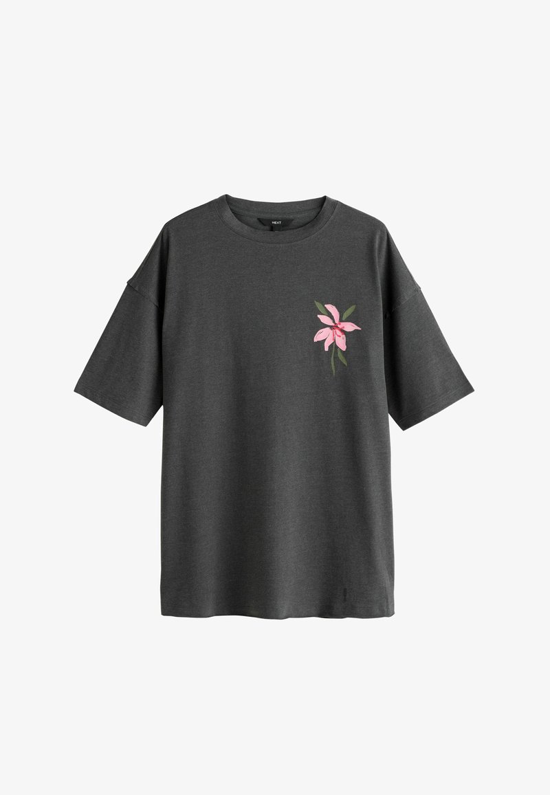 Ciemnoszary, oversize, krótki rękaw, t-shirt z okrągłym dekoltem i małym, różowym kwiatem z zielonymi liśćmi, wyszywanym na lewym biuście.