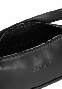 Zwarte leren tas met een soepele textuur, ritsluiting en een reliëf "REPLAY" logo aan de voorkant. Het interieur bevat een kaarthouder.