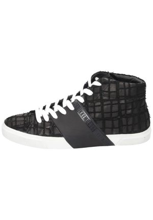 Schwarzer High-Top-Sneaker mit weißen Schnürsenkeln und Sohle, mit einem strukturierten Gittermuster und einem diagonalen schwarzen Riemen an der Seite.