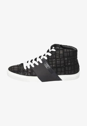 Schwarzer High-Top-Sneaker mit weißen Schnürsenkeln und Sohle, mit einem strukturierten Gittermuster und einem diagonalen schwarzen Riemen an der Seite.