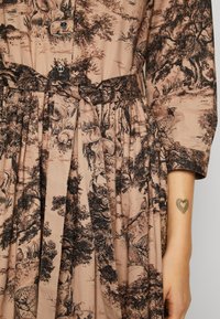 ANDIATA SINNE - Paitamekko - beige/brown/black