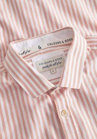 Camicia a righe in rosa chiaro e bianco. Tessuto di cotone morbido, colletto classico, chiusura con bottoni e etichetta con il marchio all'interno del colletto con taglia L.