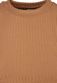 Ribbet, crew-neck top i en varm brun farve. Blød tekstur med subtile lodrette linjer. Ren finish ved kanten og sømmen.