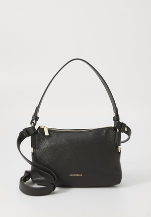 Bolsa de mão preta em couro com uma superfície texturizada, hardware em tom de ouro, fecho em zíper e uma alça ajustável. Tamanho pequeno, forma retangular.