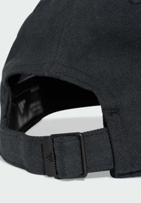 Czarna baseballówka z denimu z haftowanym wierzchem, regulowanym paskiem z tyłu i matowym szczegółem z czarnym zapięciem. Teksturowana powierzchnia materiału.