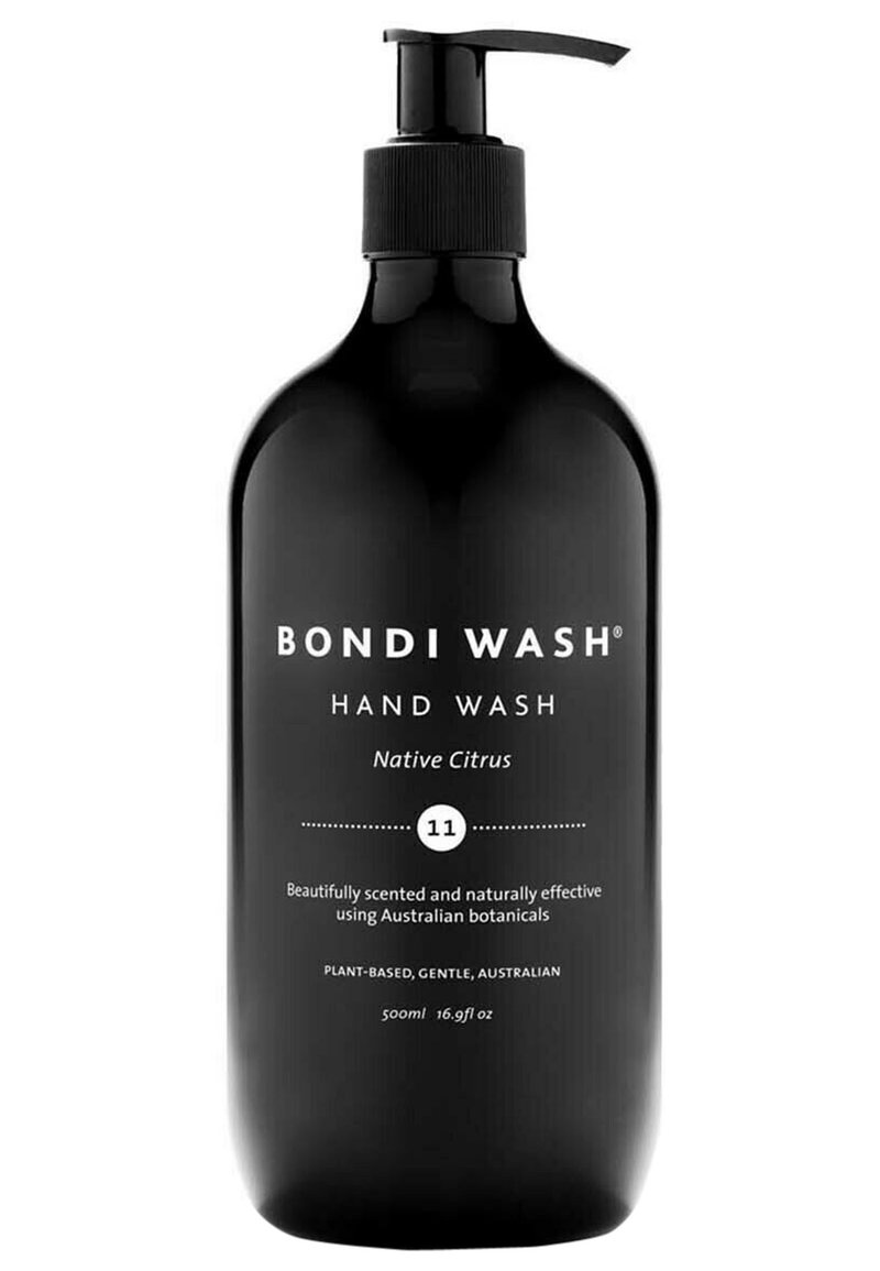 Schwarze Pumpflasche mit Bondi Wash Handseife, beschriftet mit "Native Citrus". Der Text weist auf die pflanzenbasierte Formel und das Fassungsvermögen von 500 ml hin. Schlichtes, modernes Design.