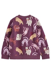 Paarse sweatshirt met lange mouwen, bezaaid met speelse kattenillustraties in verschillende poses en kleuren, waaronder gestreepte katten en katten met strikjes.