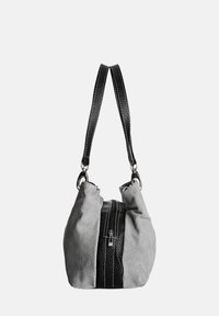 Szara torebka z zamszu z kontrastującą czarną skórzaną sekcją zamka. Posiada pojedynczy czarny uchwyt oraz srebrne elementy do zamknięcia.