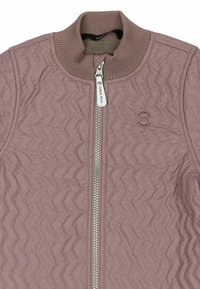 Lys pink quiltet jakke med ribbet krave, en frontlynlås og præget bølgemønster over hele stoffet.