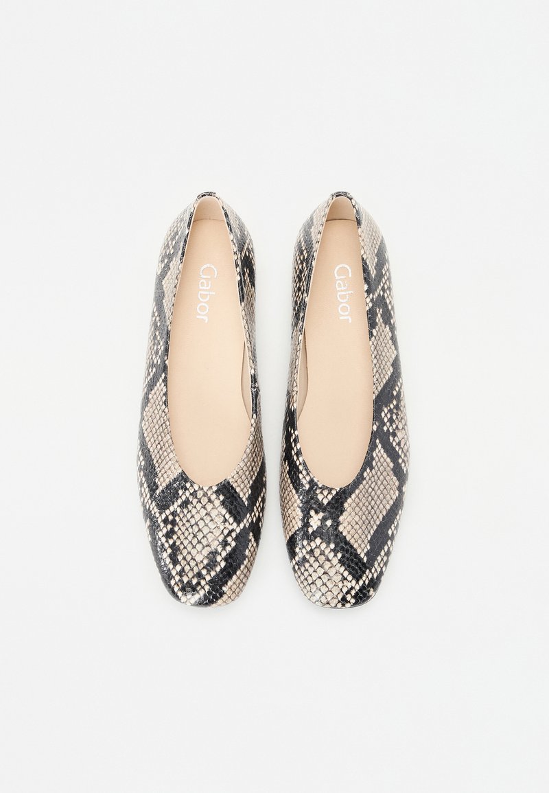 Ballerine con motivo di pelle di serpente in tonalità beige e nere, con punta arrotondata e una superficie liscia simile alla pelle, dotate di una morbida fodera interna.