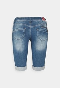 Džínové šortky středně modré barvy s ohrnutými lemy, vybledlými detaily a dvěma zadními kapsami, navržené pro pohodlí a každodenní nošení.