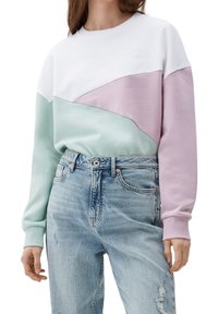 Mikina s barevnými bloky v bílé, levandulové a mátové barvě. Vyrobená z měkké bavlny, má kulatý výstřih a žebrované manžety. Nositelná s světle modrými džíny.
