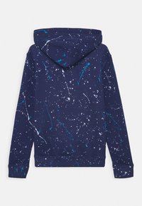 Granatowy hoodie z wzorem w białe i niebieskie plamy. Posiada kaptur, długie rękawy oraz ści-knitowane mankiety i dół. Miękka faktura materiału.