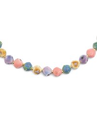 Collier coloré en perles avec des perles rondes et hexagonales dans des teintes pastel de rose, violet et bleu, entrecoupé d'accents dorés.