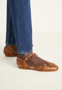 LORR-I - Ankle strap ballet pumps - tan
