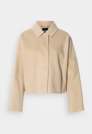 Bež kratka jakna iz gladkega volnene teksture, z ostrim ovratnikom in dolgimi rokavi. Ima sprednjo zaponko brez vidnih zapenjanj.