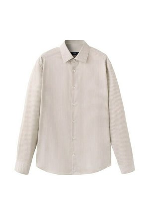 Lichtbeige overhemd met lange mouwen, knoopsluiting en dunne witte verticale strepen, met een sierlijke kraag, plat gelegd op een witte achtergrond.