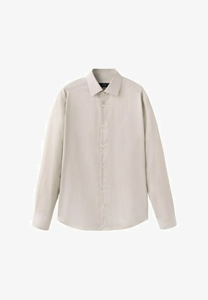 Lysebeige skjorte med lange ærmer, knapper foran, tynde hvide lodrette striber og spids krave, lagt fladt på en hvid baggrund.