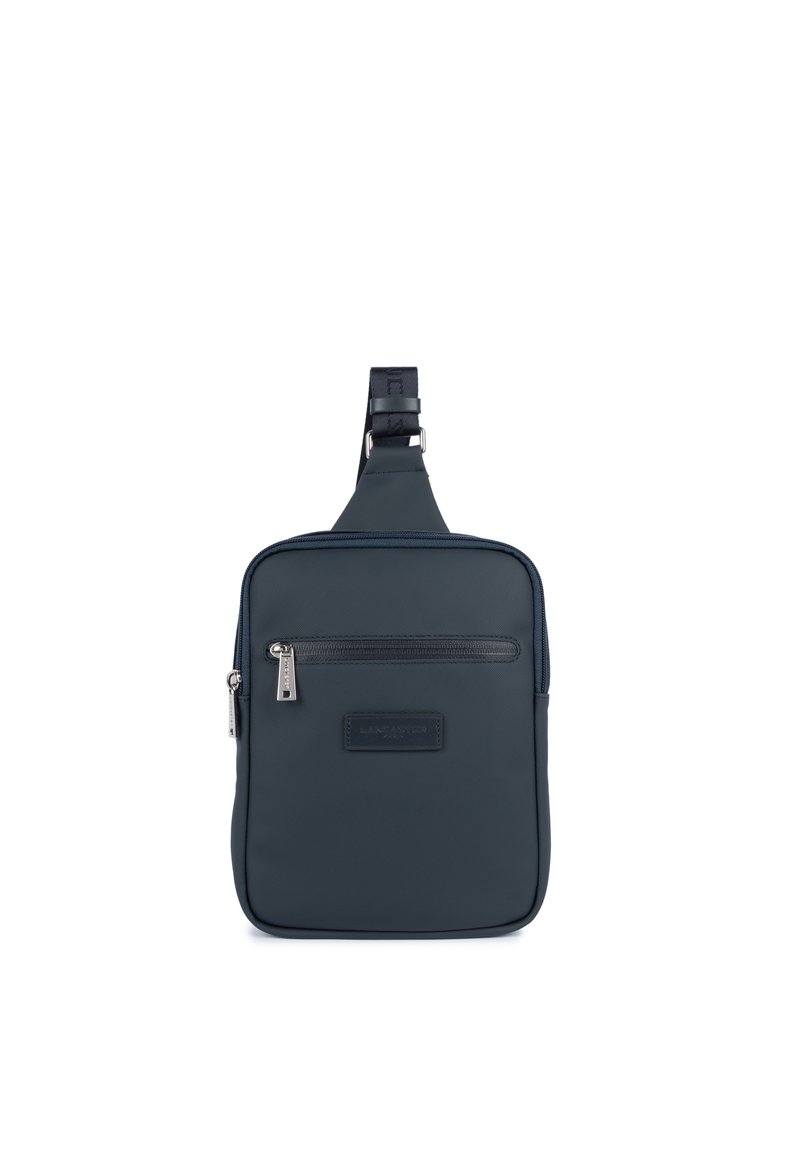 Borsa a tracolla blu navy con un design elegante; presenta una tasca frontale con zip, materiale testurizzato liscio e una tracolla regolabile.