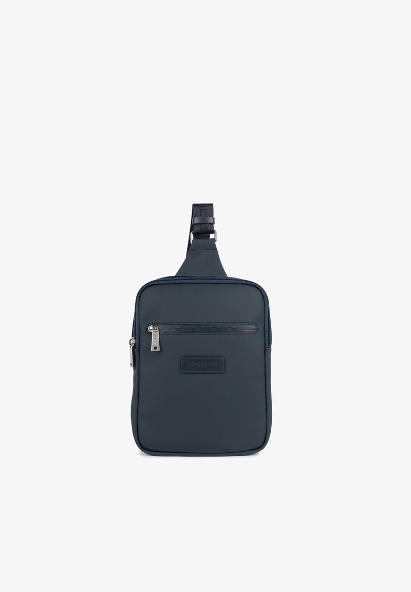 Borsa a tracolla blu navy con un design elegante; presenta una tasca frontale con zip, materiale testurizzato liscio e una tracolla regolabile.