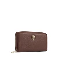 Portafoglio zip-around in pelle marrone con texture, dotato di un emblema circolare in tono oro e tirazip.