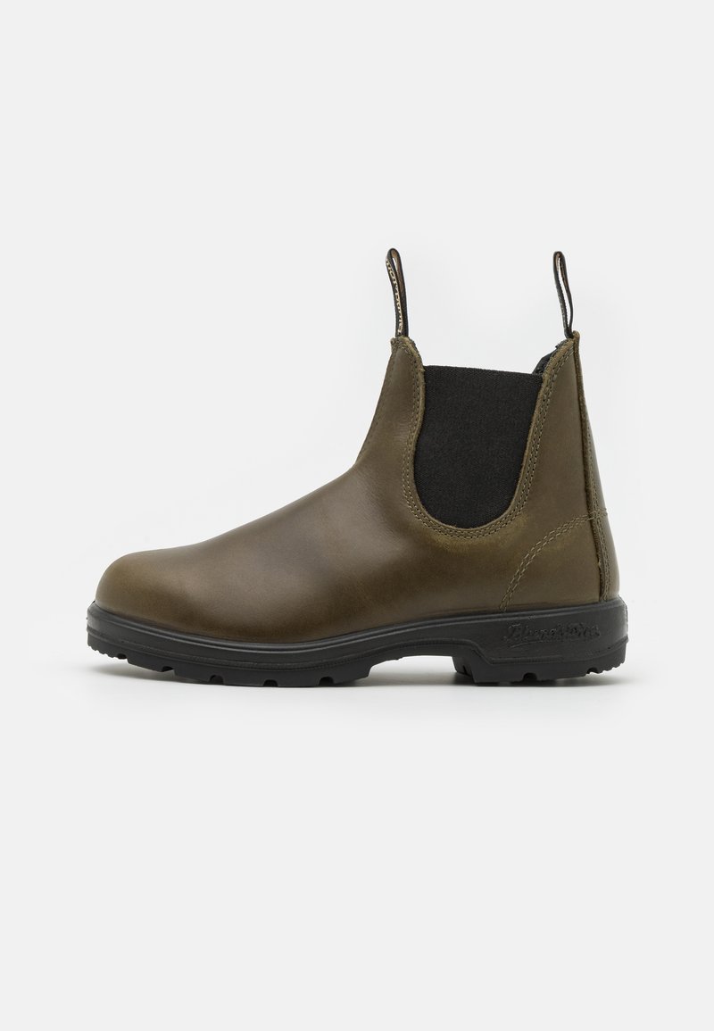 Braune Leder Chelsea-Boots mit elastischen Seiteneinsätzen, runder Zehenpartie und schwarzer Gummisohle. Mit Zuglaschen für einfaches An- und Ausziehen.