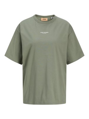 Oliivroheline lühikeste varrukatega ümara kaelusega T-särk, mille keskosas on väikeste valgete tähtedega trükitud tekst "JJXX STUDIO".