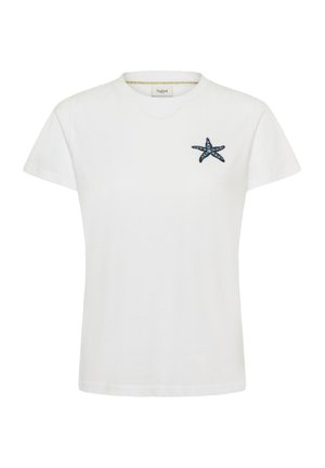 Weißes T-Shirt mit kurzen Ärmeln und Rundhalsausschnitt, mit einem kleinen blauen Seestern-Patch auf der linken Brust.