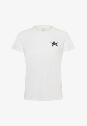 Biały T-shirt z krótkim rękawem i okrągłym dekoltem, z małą niebieską naszywką w kształcie rozgwiazdy na lewej piersi.