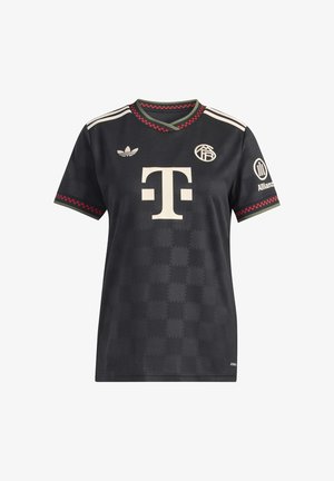 Svart fotballdrakt med rød og grønn trim, hvit Telekom-logo i sentrum, Adidas- og lagmerker på brystet, og Allianz-logo på ermet.