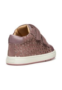 Scarpe con chiusura in velcro in suede mauve, con motivi a cuore metallici, colletto imbottito e suola in gomma bianca. Accenti testurizzati evidenziano il design.