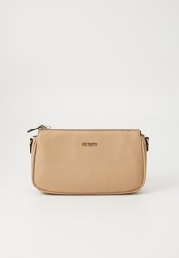Beige syntetisk clutchveske med strukturert overflate, med glidelås på toppen og embossed logo på fronten. Kompakt, rektangulær form.