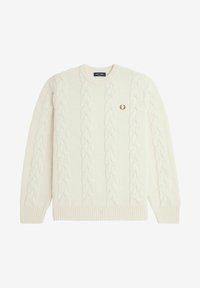 Maglione crema a trecce con collo rotondo, polsini e orlo a costine, con un piccolo logo ricamato sul lato sinistro del petto.